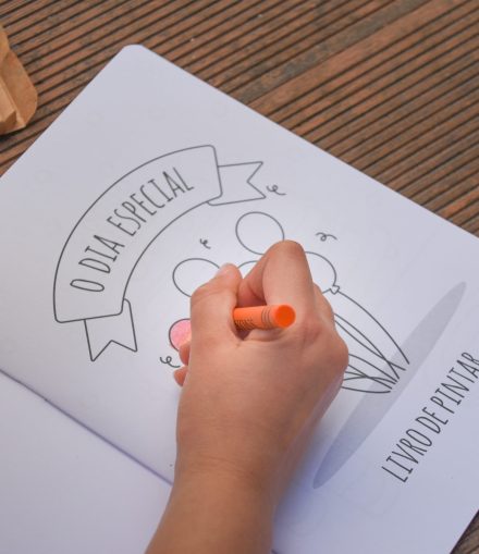 5 Livros de Pintar + Oferta de 5 Caixas de Lápis de Cera